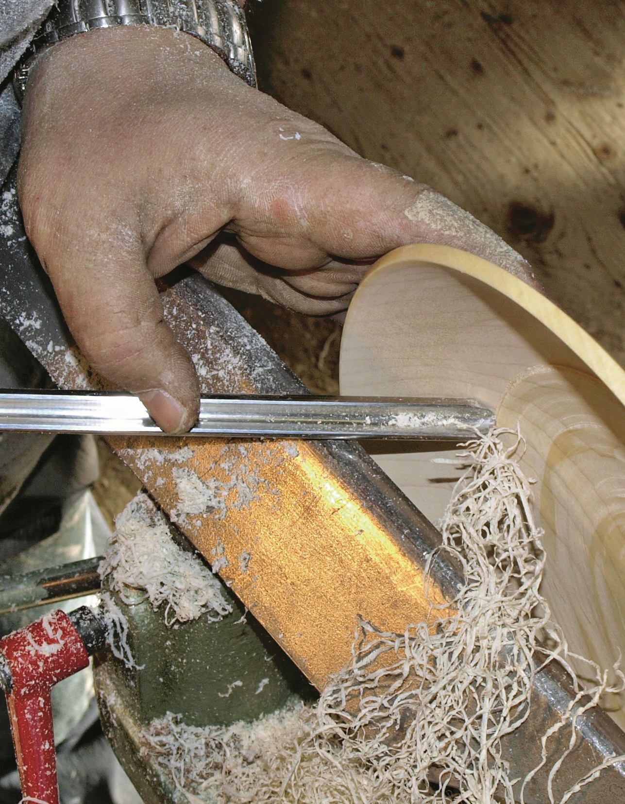 Dünne Schalen flatterfrei drechseln. Bild: Martin Adomat