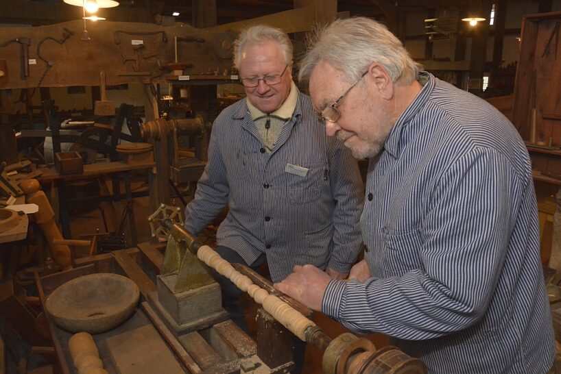 Am letzten Oktoberwochenende treffen sich Drechsler in den historischen Hallen des Museums in Hiddenhausen. Vorführungen