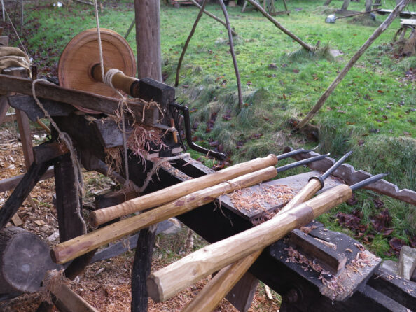 Holz von der Göhrde-Eiche auf der Wippdrechselbank. Foto: Michail Schütte