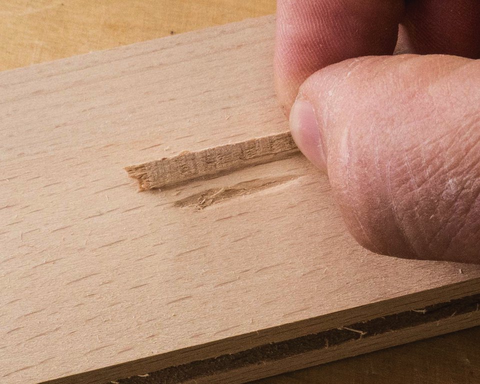 Ein kleines Stück Holz muss passend zur Fehlstelle vorbereitet werden