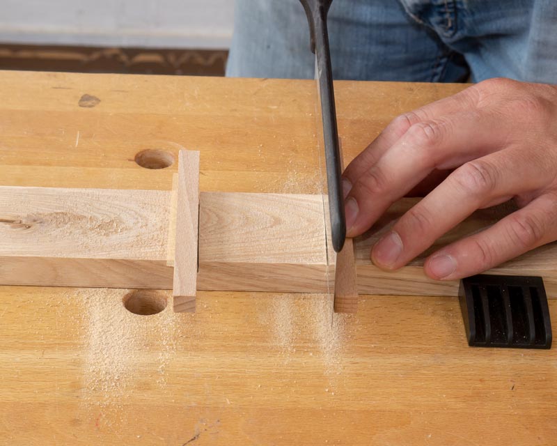 An den Leisten entlang wird die halbe Materialstärke eingesägt.