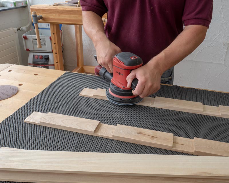 Jetzt wird geschliffen. Die Fasen/ Schattenfugen kaschieren kleine Ungenauigkeiten in der Materialstärke.