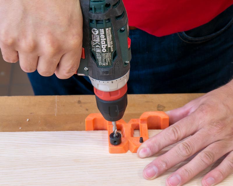 Es gibt auch Schablonen, bei denen Sie direkt bohren können (Blum Bohrschablone für Montageplatten)