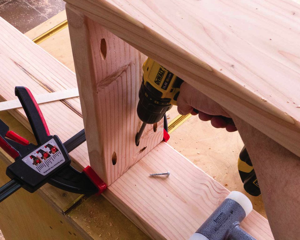 Die Schrauben müssen einen flachen Kopf haben, damit sie das Holz nicht spalten. Sie werden in einem flachen Winkel eingedreht.