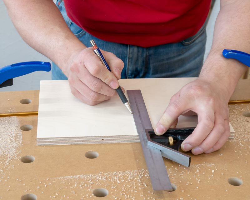 Zum Positionieren der Schablone wird ein Mittelriss auf die Schubladenfronten gemacht.