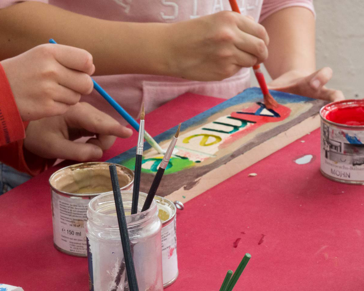 Je bunter, desto besser. Die vorgefräste Schrift macht es auch kleinen Kindern sehr einfach ihren Namen zu malen.