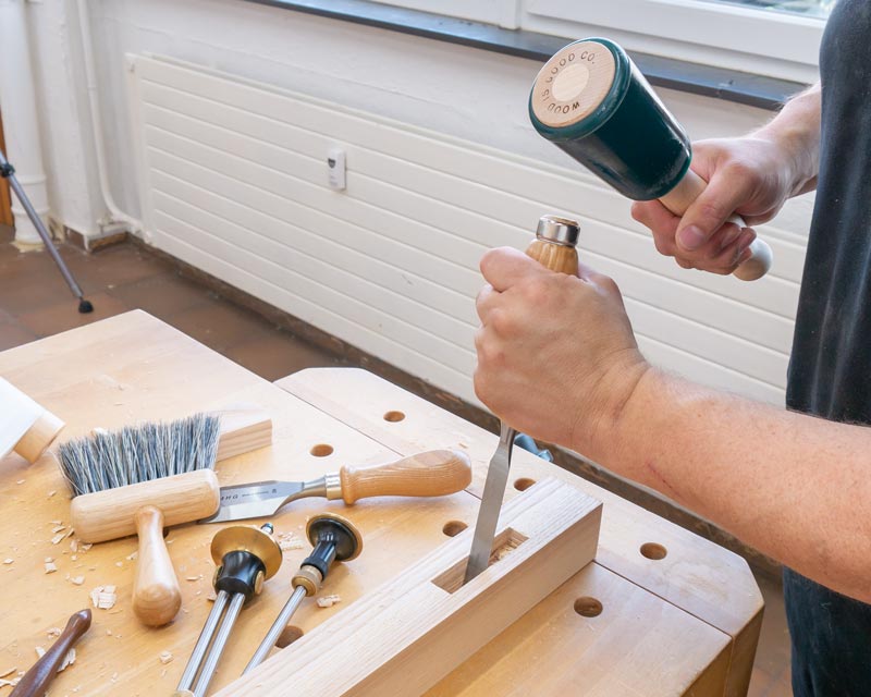 Auch Stemmarbeiten sind im Verhältnis zu manchen Maschinen noch sehr leise. Das macht Handwerkzeuge auch für Holzwerker interessant, die zur Miete wohnen und Rücksicht nehmen wollen oder müssen.