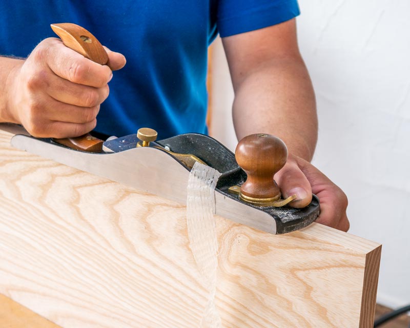 Ein Beispiel, dass ich immer wieder gerne anführe: Mit einem Handhobel sind Kanten an Massivholzteilen viel schneller glatt, als mit (fast) jeder Maschine.