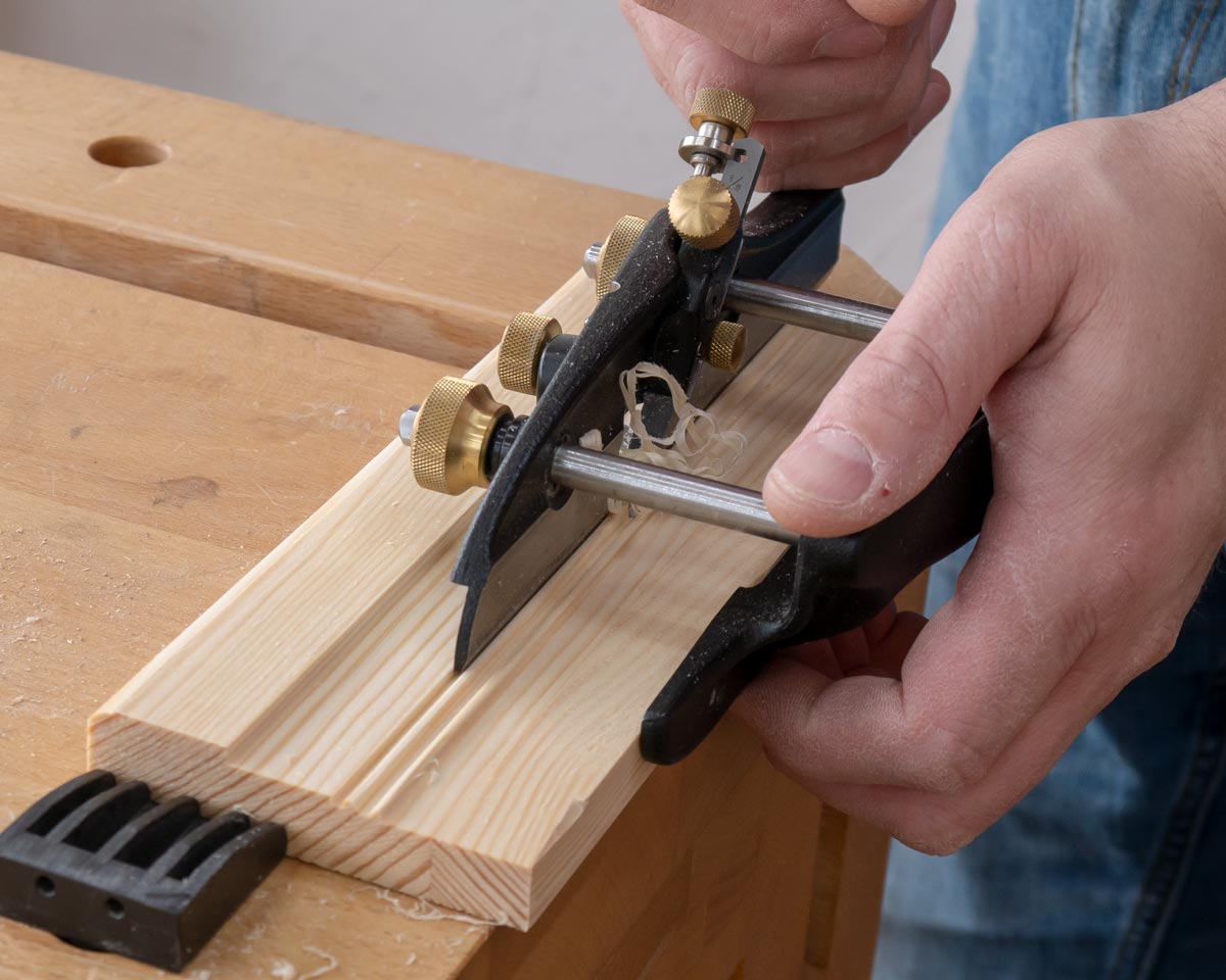 Mit dem kleinen Nuthobel von Veritas sind solche Profile (eng. Beading) keine große Sache. Bei Nadelhölzern darf man die Spandicke allerdings nicht zu stark einstellen.