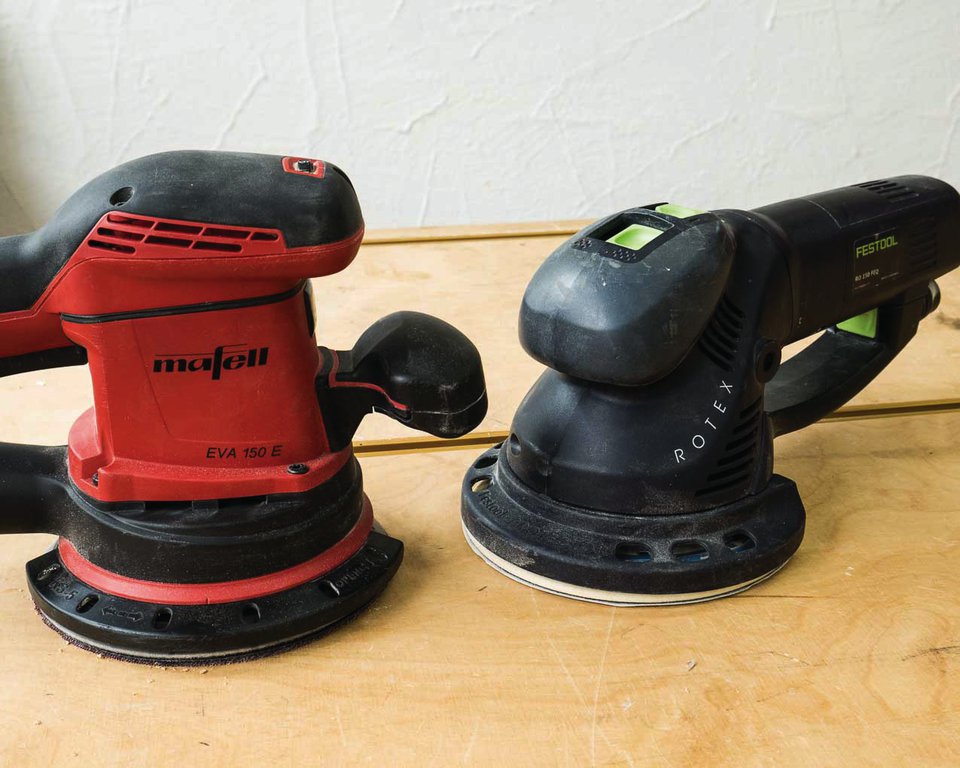 Links ein herkömmlicher Exzenterschleifer (Mafell EVA 150), rechts ein Rotationsschleifer (Festool Rotex 150)