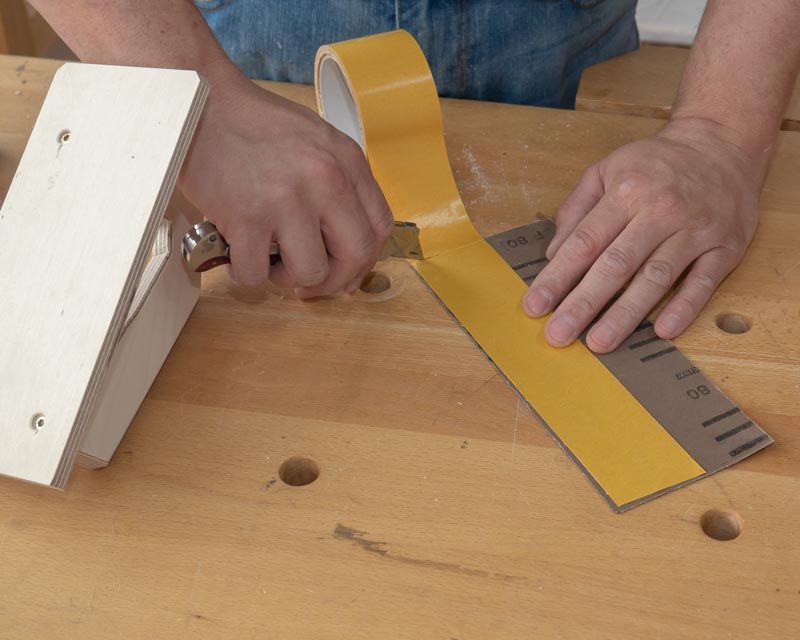 Doppelseitiges Klebeband hält das Schleifpapier am Grundbrett. Bei Bedarf können Sie das Papier sogar austauschen.