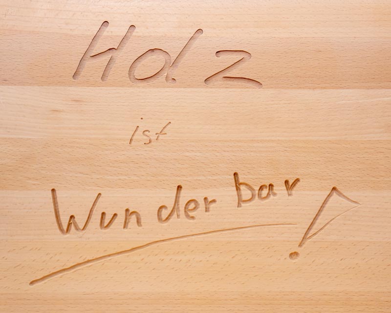 Egal, ob Schild, kleines Geschenk oder Kinderspielzeug. Eine gefräste Schrift hat was.