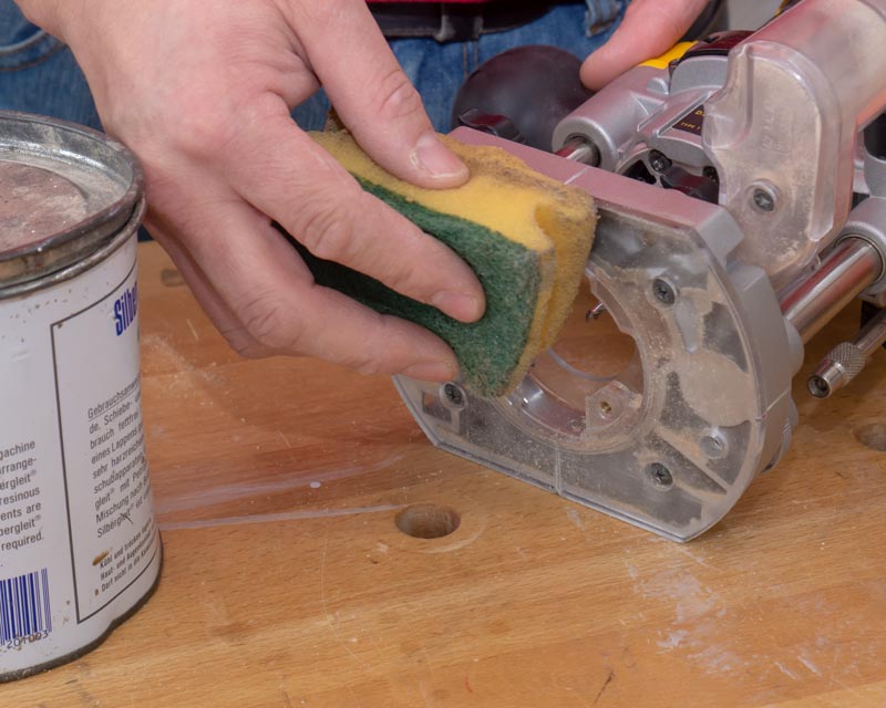 Gleitmittel für Maschinen sollten Sie nur sehr dünn auftragen. Ansonsten bleiben Rückstände auf dem Holz.