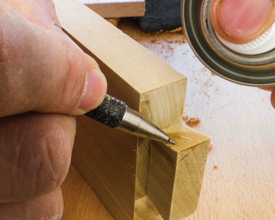 Solch kleine Teile sollte man nicht mit dem Finger andrücken.