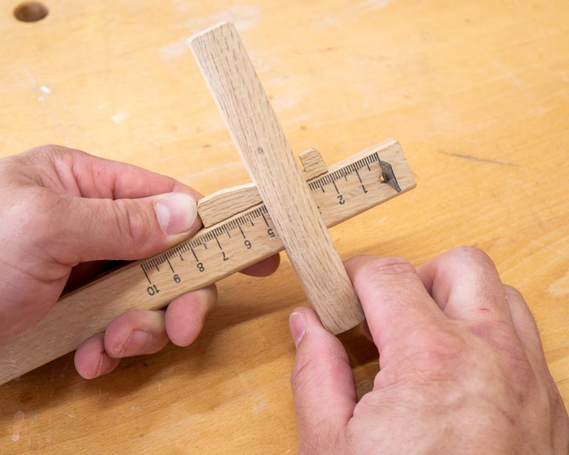 Dieses japanische Streichmaß ist mit seiner Skala nicht ganz traditionell. Die Keilsicherung und das eingesetzte Messer sind aber typisch für diese Art Streichmaß.