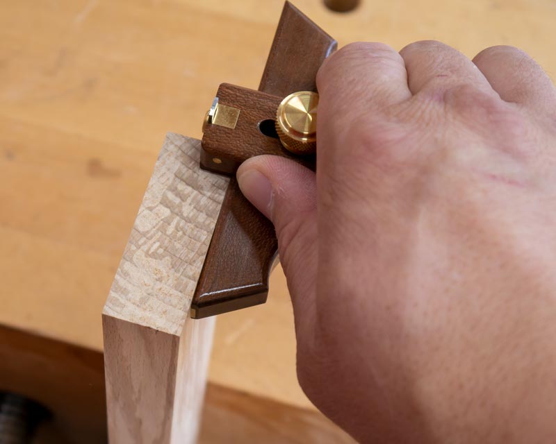 Der lange Anschlag macht das Ansetzen auch an kurzen Werkstücken besonders einfach.