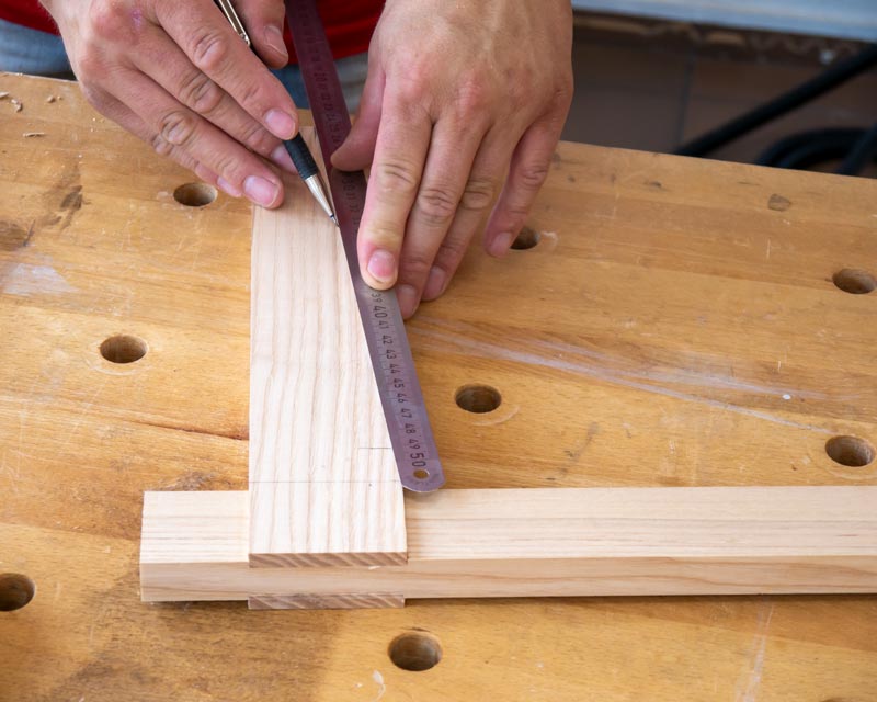 Eine flache Schräge ist mit der Bandsäge und einem scharfen Handhobel schnell und ohne Vorrichtungen und Schablonen gemacht. Zeichnen Sie sich den Verlauf der Schräge direkt auf dem Werkstück an.