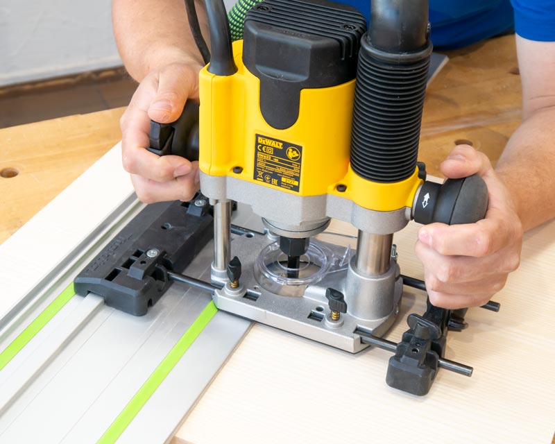 Eine bunte Kombination: Festool Führungsschiene, Maktia Adapter und DeWALT Oberfräse.