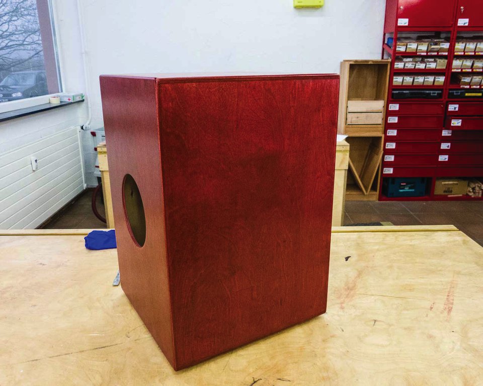 Dieses Cajon ist aus Birke- Multiplex gebaut und wurde dann „lackgebeitzt“