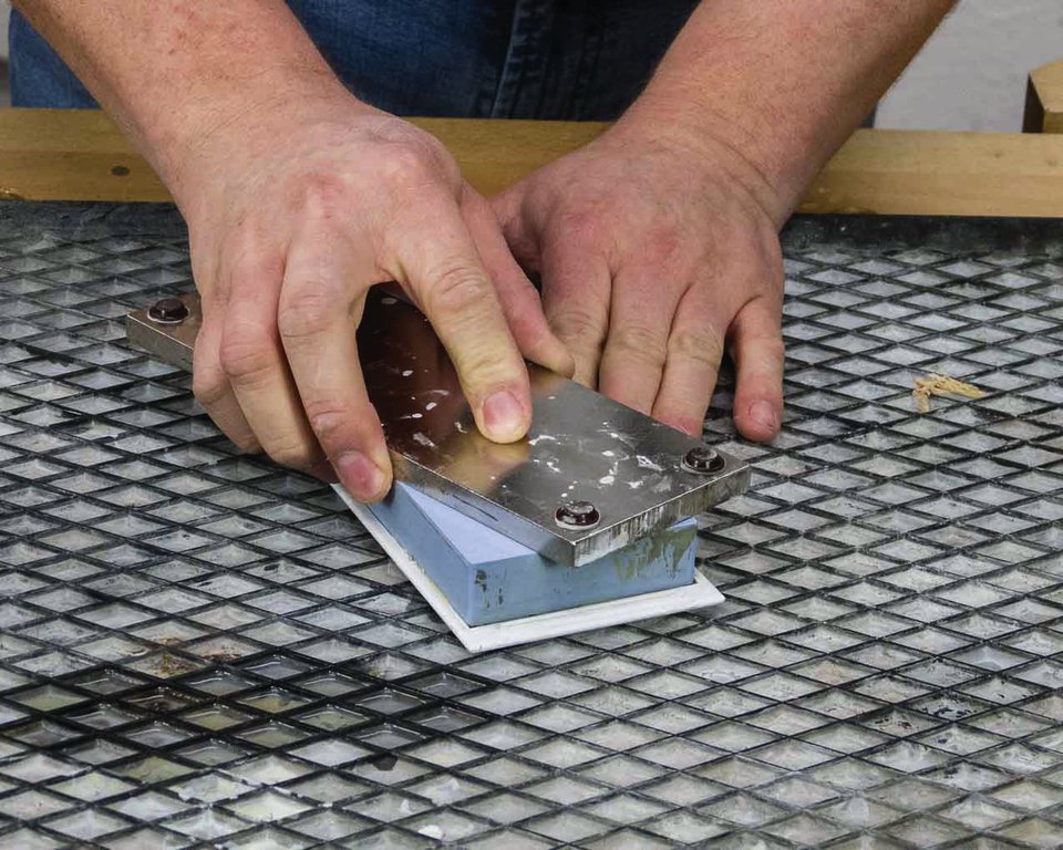 Die Diamantplatte klebt beim Abrichten förmlich am Stein. Das Abrichten ist sehr mühsam.