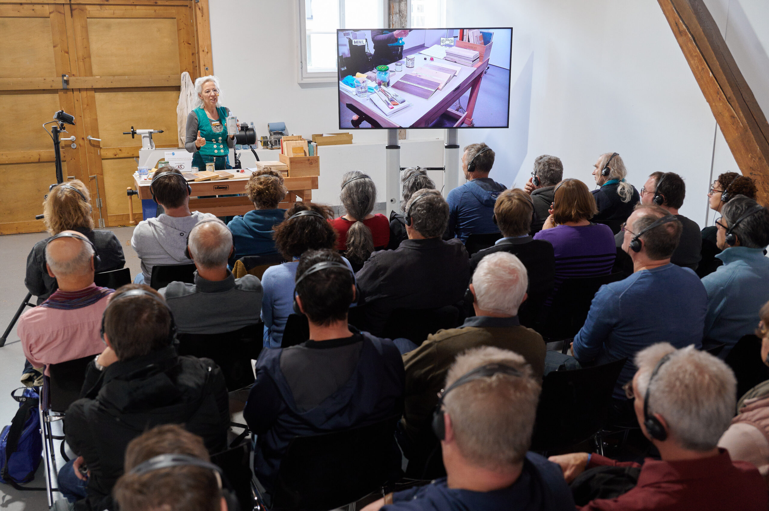 Oberflächen-Expertin Melanie Kirchlechner vor ihrem Live-Publikum im Kurs in Fellbach.