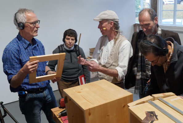 HolzWerken-Autor Manne Krause im Gespräch mit einem Besucher der HolzWerken live 2023 in Fellbach. 2024 findet die Messe in Hamm statt.